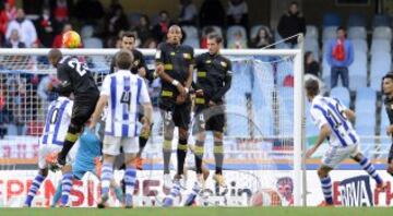 Partido Real Sociedad-Sevilla, lanzamiento de falta directa de Canales sobre la barrera del Sevilla ( Mariano, Iborra, N´Zonki, Krychowiak )