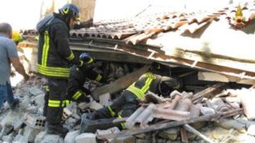 ITA65 AMATRICE (ITALIA) 24/08/2016.- Imagen facilitada por la Brigada de Bomberos de Italia de varios bomberos mientras buscan víctima entre los escombros de un edificio derrumbado en Amatrice, en el centro de Italia, hoy, 24 de agosto de 2016. Al menos 38 personas murieron y decenas están heridas o desaparecidas en el devastador terremoto de 6 grados que esta madrugada sacudió el centro de Italia y que ha recordado al trágico seísmo que asoló la cercana zona de L'Aquila en 2009, en el que hubo más de 300 muertos. EFE/Brigada De Bomberos De Italia FOTO CEDIDA/SOLO USO EDITORIAL/PROHIBIDA SU VENTA/MEJOR CALIDAD DISPONIBLE