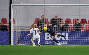El Atlético quiere y no puede con el Madrid en un derbi con polémica