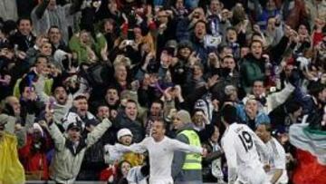 <b>IN EXTREMIS. </b>Van der Vaart, que salió en la segunda mitad, marcó el 3-2 definitivo, se quitó la camiseta y lo celebró a la carrera con Marcelo y Garay.