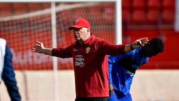 Pepe Mel, durante un entrenamiento al frente del Almería.