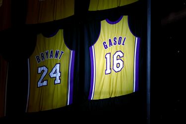 El '16' de Pau Gasol ya está en el cielo del Crypto.com Arena junto al '24' de Kobe Bryant.