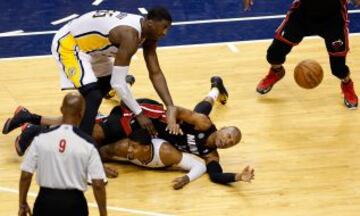 Pacers 99 - Heat 92 (2-2). Ray Allen de los Miami Heat cae sobre Paul George de los Indiana Pacers.