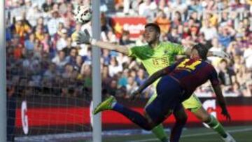 Gerónimo Rulli intenta evitar el gol de Neymar.