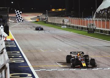 Max Verstappen cruzando en primera posición en el Gran Premio de Bahréin.