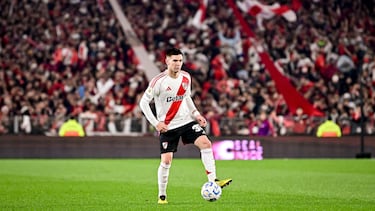 Uno de los culebrones de lo que llevamos de mercado de fichajes. El joven prodigio argentino es uno de los talentos más brillantes del fútbol mundial en este momento. A priori el PSG es el mejor colocado para llevarse a la joven perla de River pero otros equipos como el Real Madrid o United están muy interesados.