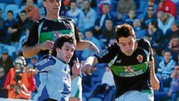 <b>LUCHA. </b>Manuel Santacruz, que debutaba ayer con el Hércules, trata de frenar a Bellvís.