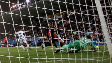 Wojciech Szczesny atrapa el balón ante sus compañeros de equipo, Eric García, Ronald Araújo y Jules Koundé.