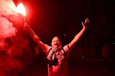 Los seguidores del PSG se congregaron en masa en el centro de París tras la victoria por 5-0 ante el Inter. Las celebraciones incluyeron fuegos, bengalas y banderas.