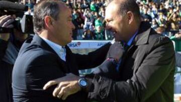 Los entrenadores, del Levante, Juan Ignacio Mart&iacute;nez (i), y del Betis, Pepe Mel (d), se saludan al inicio del partido.