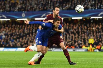 Eden Hazard y Sergio Busquets.