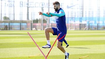 Piqué supera la prueba a medias: sólo puede jugar infiltrado