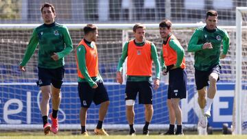 17/04/21 REAL SOCIEDAD ENTRENAMIENTO 
 OYARZABAL MONREAL ARITZ ELUSTONDO ZALDUA GOROSABEL
 
 FOTO.ENVIADA.POR.ALFONSO.HERRAN
 PUBLICADA 18/04/21 NA MA20 5COL