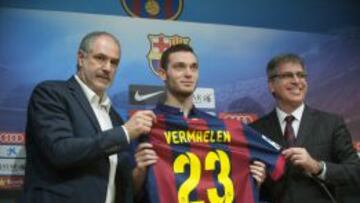Zubi, junto a Vermaelen y a Jordi Mestre, en la presentación del último jugador incorporado en su etapa como director deportivo.