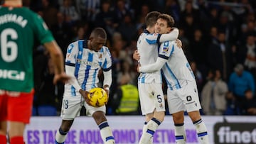 SAN SEBASTIÁN, 02/01/2024.- Los jugadores de la Real Sociedad celebran el primer gol del equipo donostiarra durante el encuentro correspondiente a la jornada 19 de Laliga EA Sports que disputan hoy martes Real Sociedad y Alavés en el Reale Arena de San Sebastián. EFE / Juan Herrero.
