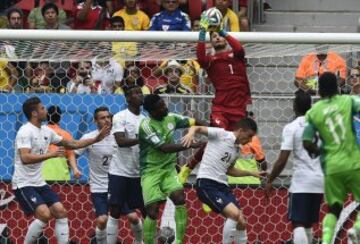 Hugo Lloris atrapa el balón. 