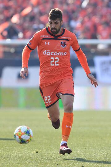 En enero de 2017 el jugador Valenciano fich¨® por el V-Varen Nagasaki de la segunda divisi¨®n japonesa, equipo con el que logr¨® su primer hat-trick¡¯ en Jap¨®n. El segundo hat-trick¡¯ llegar¨ªa con el Omiya Ardija, equipo de la J2. Actualmente el futbolista espa?ol que juega como delantero en el Avispa Fukuoka de la J1 League.
