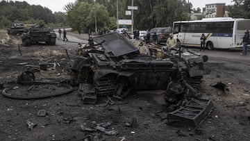 IZIUM, KHARKIV, UKRAINE - SEPTEMBER 14: A damaged tank is seen at the Izium city after Russian Forces withdrawal as Russia-Ukraine war continues in, Kharkiv Oblast, Ukraine on September 14, 2022. (Photo by Metin Aktas/Anadolu Agency via Getty Images)