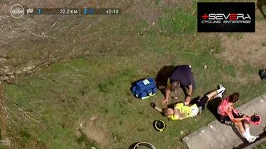 Jonas Vingegaard, atendido en el suelo tras su caída en la cuarta etapa de la Vuelta al País Vasco.