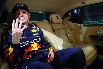 El piloto neerlandés levanta sus cuatro dedos en honor a sus cuatro campeonatos del mundo.