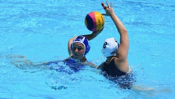 Maya Shechori, de la selecci&oacute;n femenina de waterpolo de Israel intenta pasar la pelota durante los Juegos Europeos de Bak&uacute; 2015.