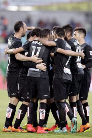 El delantero del Levante Víctor Casadesús celebra su gol con sus compañeros
