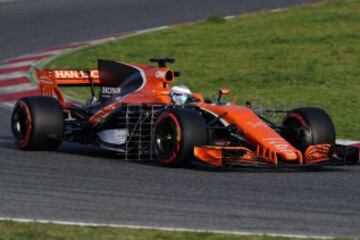 Fernando Alonso en su  McLaren MCL32.