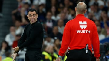 MADRID, 21/04/2024.- El entrenador del FC Barcelona, Xavi Hernández, durante el partido de la jornada 32 de LaLiga EA Sports entre Real Madrid y FC Barcelona, disputado este domingo en el estadio Santiago Bernabéu de Madrid. EFE/Juanjo Martín