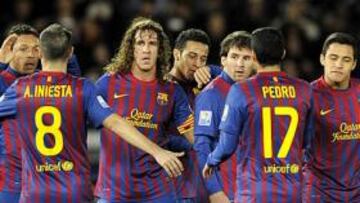 <b>SEGUNDO GOL. </b>Keita, Iniesta, Puyo, Thiago, Messi, Pedro y Alexis celebran con Adriano su segundo gol al Al-Sadd.