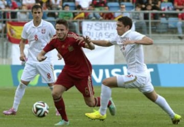 El centrocampista de España Saúl Ñíguez controla el balón seguido por los jugadores de Serbia durante el partido de vuelta de la eliminatoria de acceso a la fase final del Campeonato de Europa Sub 21 que disputan en el estadio Ramón de Carranza.