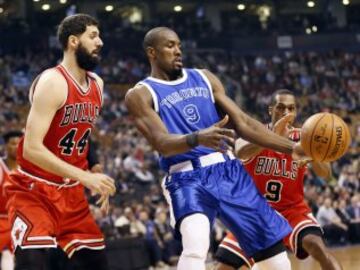 Los españoles Serge Ibaka y Nikola Mirotic en la victoria de Toronto Raptors ante Chicago Bulls por 122-120.