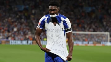 Soccer Football - Primeira Liga - FC Porto v Vitoria S.C. - Estadio do Dragao, Porto, Portugal - August 11, 2025 FC Porto's Samu celebrates scoring their second goal as he shows a message on his shirt in memory of Jorge Costa REUTERS/Rita Franca