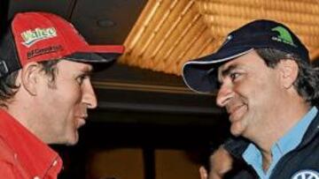 <b>DOS ESTRELLAS. </b>El rey del Dakar, Peterhansel, con quien pretende serlo, Sainz, ayer en Budapest.