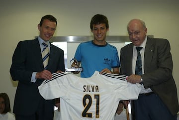 En 2005, recibi¨® un premio de la Fundaci¨®n Real Madrid por Juego Limpio. En un partido con el Eibar, Silva se encontraba s¨®lo para marcar pero al ver un jugador lastimado decidi¨® tirar el bal¨®n fuera. Sin duda un valiente gesto de deportividad.
