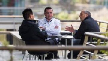 LOS TRES L&Iacute;DERES DEL PROYECTO. Una reuni&oacute;n en la cumbre que, en realidad, se ha convertido en un permanente gabinete de crisis. Eric Boullier, en el centro, mira y escucha con atenci&oacute;n a su gran jefe, el eterno Ron Dennis, que da la impresi&oacute;n de estar ley&eacute;ndole la cartilla a Yasuhisa Arai, m&aacute;ximo responsable de Honda en el proyecto de F&oacute;rmula 1. Hay quien ya habla de tensiones entre la escuder&iacute;a y la marca japonesa, aunque p&uacute;blicamente mantienen cierta sinton&iacute;a en sus declaraciones y, sobre todo, el &aacute;nimo positivo de que el trabajo les puede sacar de esta grave crisis. 
 