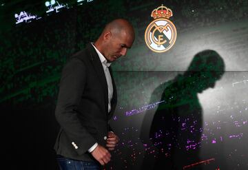 Tras haber anunciado a finales de mayo su marcha a los jugadores, Zinedine Zidane manda a través de AS una carta a la afición madridista en la que explica los motivos de su salida del banquillo madridista: “El club no me ofrece el apoyo para construir algo a medio o largo plazo”; “No me tiro del barco y no estoy cansado de entrenar”; “Me hubiera gustado que en los últimos meses mi relación con el club y con el presidente hubiera sido un poquito diferente”, son algunos de los mensajes que deja.