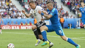 Podolski ante Kucka durante un Alemania-Eslovaquia de la Eurocopa.