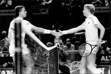 Uno de los partidos más míticos y memorables de la historia del torneo se convirtió, a su vez, en la final más larga del Masters. En 1988, Ivan Lendl y Boris Becker libraron una batalla épica en el Madison Square Garden de Nueva York que se resolvió al filo de la medianoche, después de 4 horas y 42 minutos, en favor del tenista alemán: 5-7, 7-6(5), 3-6, 6-2, 7-6(5). Pero ahí no queda la cosa. Como si de la película ‘Match Point’ se tratase, el título cayó del lado de Becker por un toque de la cinta que puso fin a un interminable intercambio de 37 golpes. Final de cine.