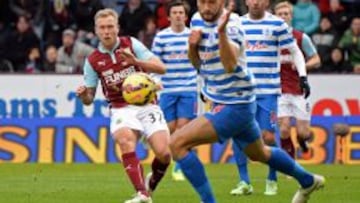 Scott Arfield ya sacó el remate para la apertura del marcador. De fondo Isla lo observa.