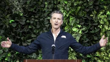 Long Beach (United States), 22/02/2021.- California Governor Gavin Newsom delivers a speech on stage during a press conference following his visit of a Covid-19 vaccination site at the Convention Center in Long Beach, South of Los Angeles, California, USA