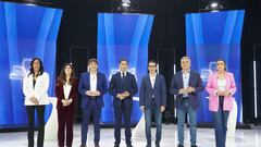 (I-D) La candidata de VOX a Lehendakari, Amaia Martínez; la candidata de Elkarrekin Podemos a lehendakari, Miren Gorrotxategi; el secretario general de PSE-EE y candidato del partido a Lehendakari, Eneko Andueza; el candidato del PNV a Lehendakari, Imanol Pradales; el candidato de EH Bildu a Lehendakari, Pello Otxandiano; el presidente del PP del País Vasco y candidato a Lehendakari, Javier De Andrés, y la candidata de Sumar a Lehendakari, Alba García posan antes del debate electoral, en la sede de EiTB, a 16 de abril de 2024, en Bilbao, Vizcaya, País Vasco (España). El debate se enmarca previo a los comicios vascos del próximo domingo, 21 de abril, y ha sido conducido por África Baeta y Xabier García Ramsden. Pradales ha afirmado en la sede de ETB que el ataque que ha sufrido con un spray de pimienta tras un acto electoral ha sido "un susto", pero cree que "no representa a la sociedad vasca" porque en Euskadi la gente "es muy respetuosa". Además, confía en que haya sido un hecho aislado y no se vuelva a repetir.
16 ABRIL 2024;DEBATE;CAMPAÑA;ELECCIONES;COMICIOS;EUSKADI;PRADALES;
H.Bilbao / Europa Press
16/04/2024