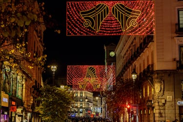 Madrid ilumina sus calles con más de 13 millones de luces LED en 240 puntos de la ciudad, destacando un árbol de 37 metros en Sol, un túnel luminoso en Gran Vía y un ángel gigante de 18 metros en Colón.