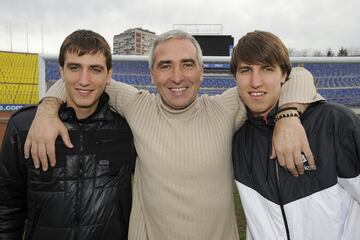 Stefan Scepovic juega como delantero en el Muangthong United F. C. Es un viejo conocido de la afición española, tras su paso por el Sporting, Getafe y Málaga. Su padre, que también fue futbolista, Sladjan, fue central en el Mérida tras una carrera desarrollada en el Partizán de Belgrado y el Apollon Limassol de Chipre.