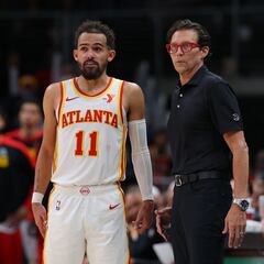 What model are Hawks coach Quin Snyder's glasses?