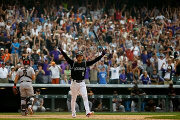 Carlos Gonz¨¢lez de los Colorado Rockies celebra su carrera en la novena entrada con las bases cargadas y que supuso la victoria de su equipo, Colorado Rockies contra los san Francisco Giants.