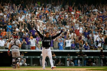 Carlos González de los Colorado Rockies celebra su carrera en la novena entrada con las bases cargadas y que supuso la victoria de su equipo, Colorado Rockies contra los san Francisco Giants.