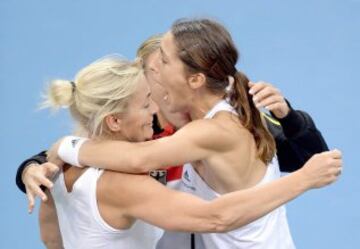 Andrea Petkovic (R) celebra con la capitana alemana Barbara Rittner (L). 