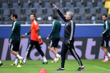 Mourinho durante el entrenamiento del Real Madrid en Dortmund previo al partido de semifinales de Champions League.