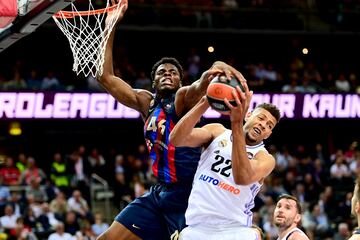 Walter Tavares, con 39 de de valoraci¨®n, decisivo en la victoria blanca. El Real Madrid gana 66-78 al Barcelona y se mete en la final.