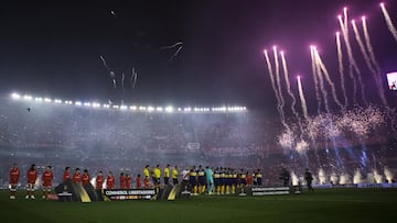 El 2 de agosto de 1908 se jugó el primer encuentro entre estos dos gigantes del fútbol argentino y mundial, con victoria para Boca por 3-1 en lo que era un encuentro amistoso. Con el paso del tiempo al duelo entre estos dos grandes equipos de Buenos Aires